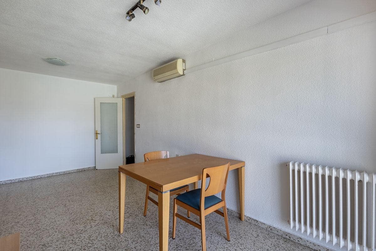 Apartamento de 3 habitaciones en Granada ciudad en venta con garaje - 115.000 € (Ref: 9984619)