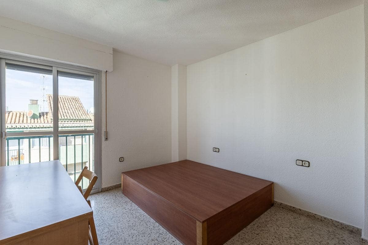 Apartamento de 3 habitaciones en Granada ciudad en venta con garaje - 115.000 € (Ref: 9984619)