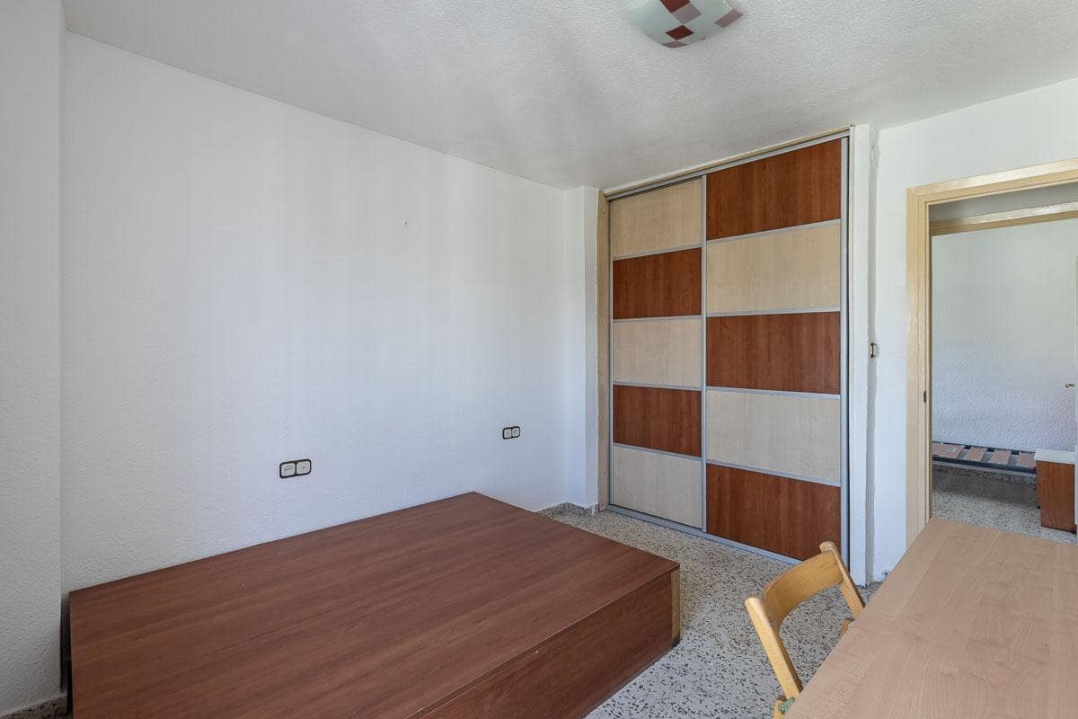 Apartamento de 3 habitaciones en Granada ciudad en venta con garaje - 115.000 € (Ref: 9984619)
