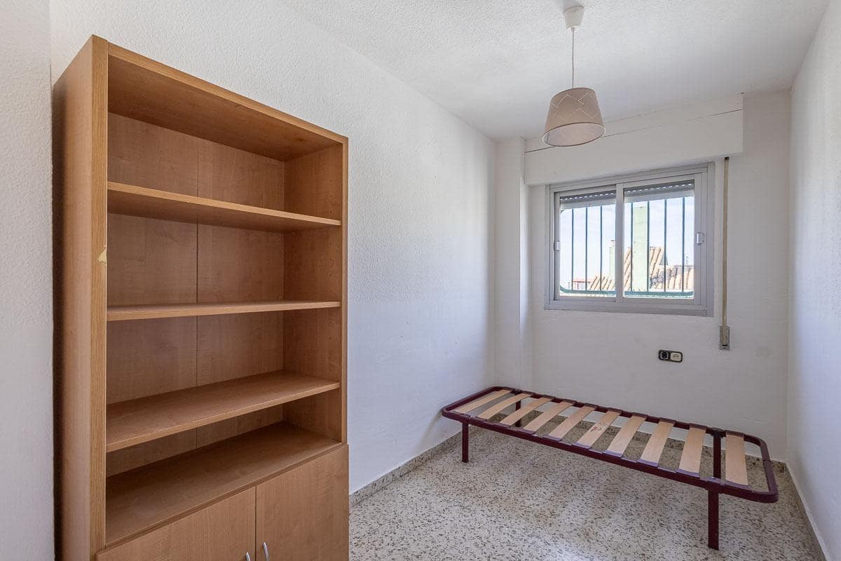 Apartamento de 3 habitaciones en Granada ciudad en venta con garaje - 115.000 € (Ref: 9984619)