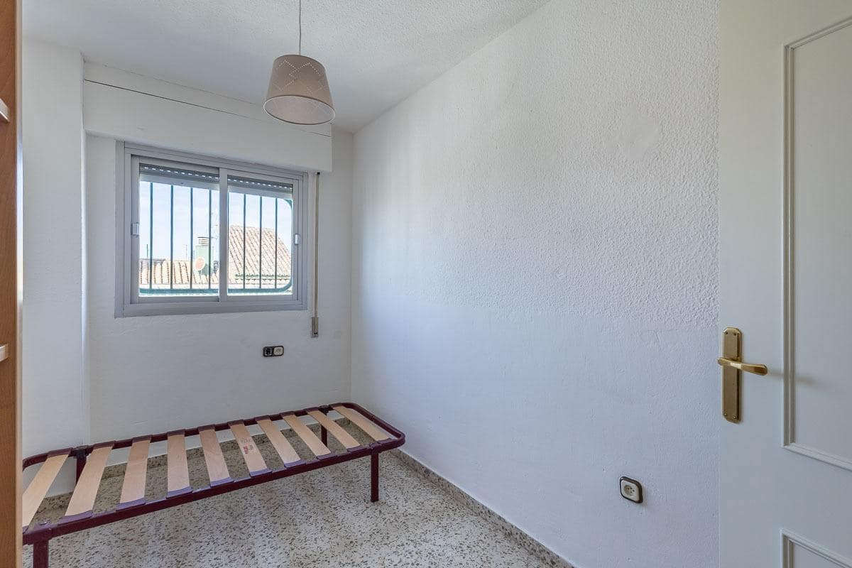 Apartamento de 3 habitaciones en Granada ciudad en venta con garaje - 115.000 € (Ref: 9984619)