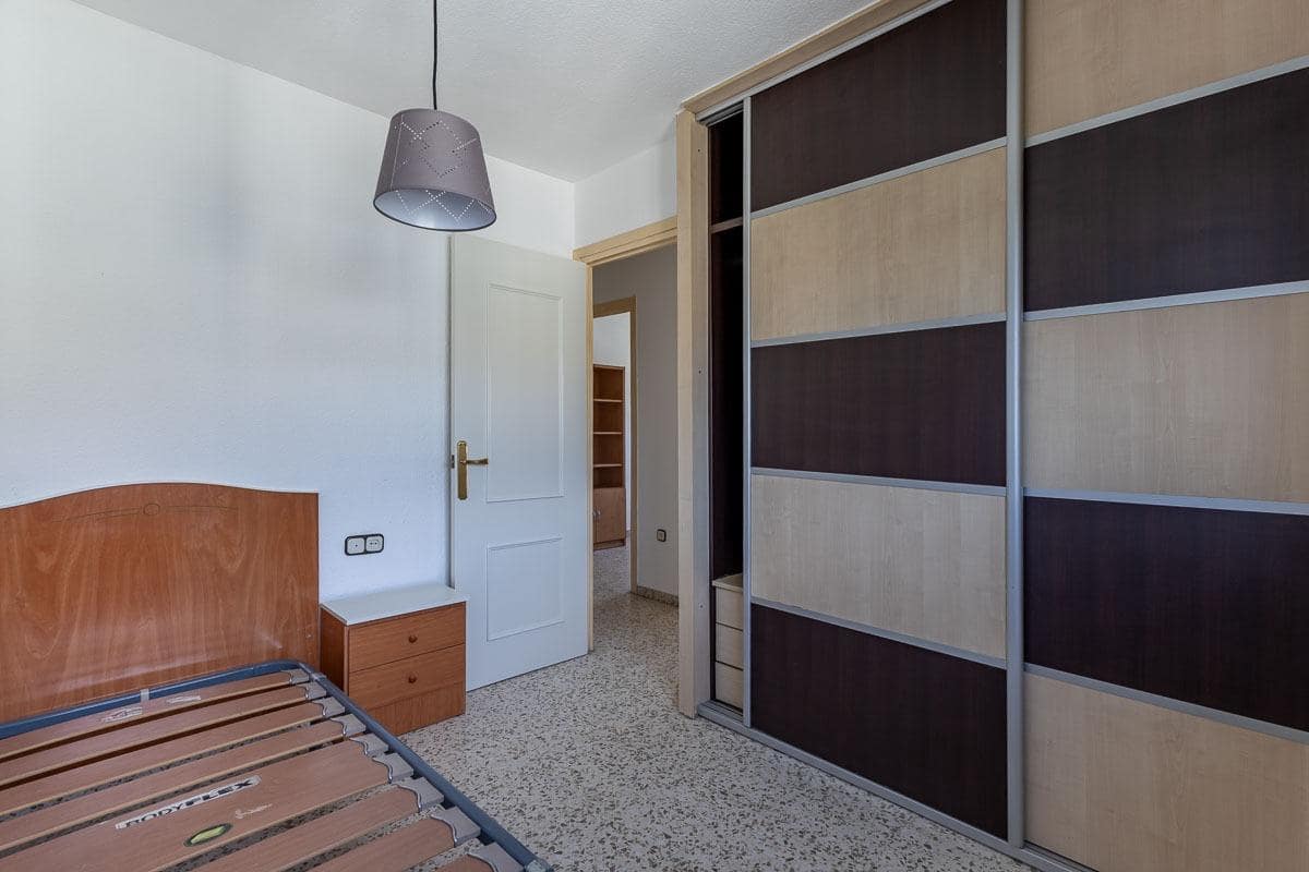 Apartamento de 3 habitaciones en Granada ciudad en venta con garaje - 115.000 € (Ref: 9984619)
