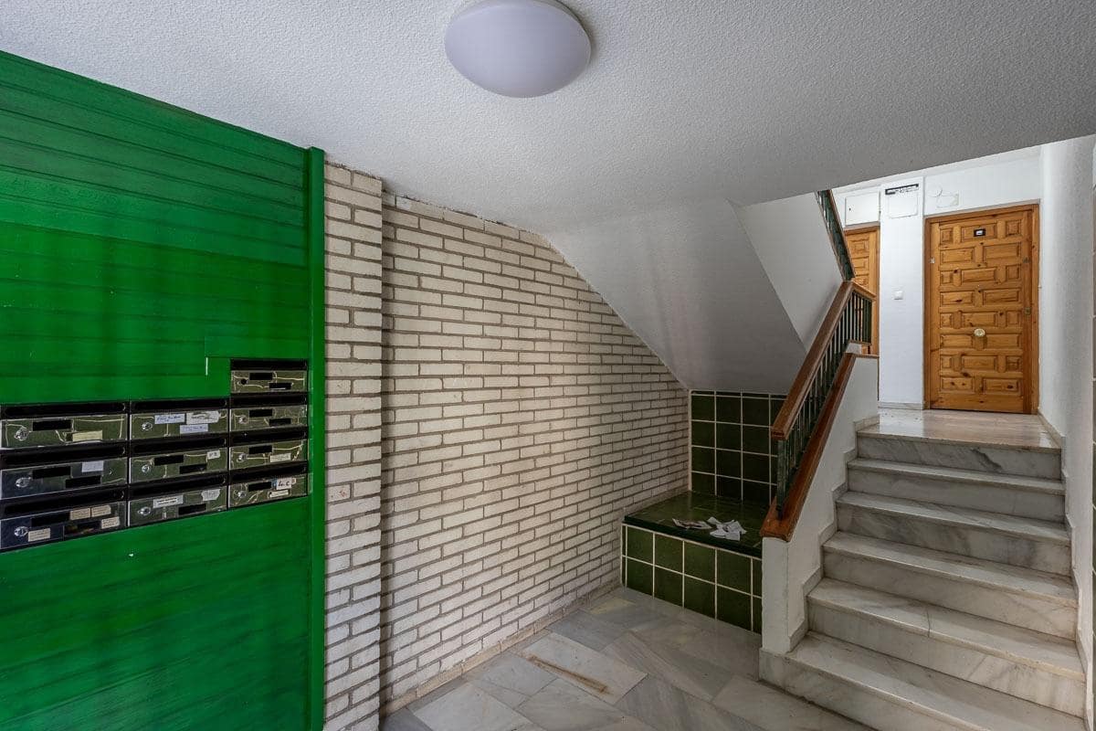 Apartamento de 3 habitaciones en Granada ciudad en venta con garaje - 115.000 € (Ref: 9984619)
