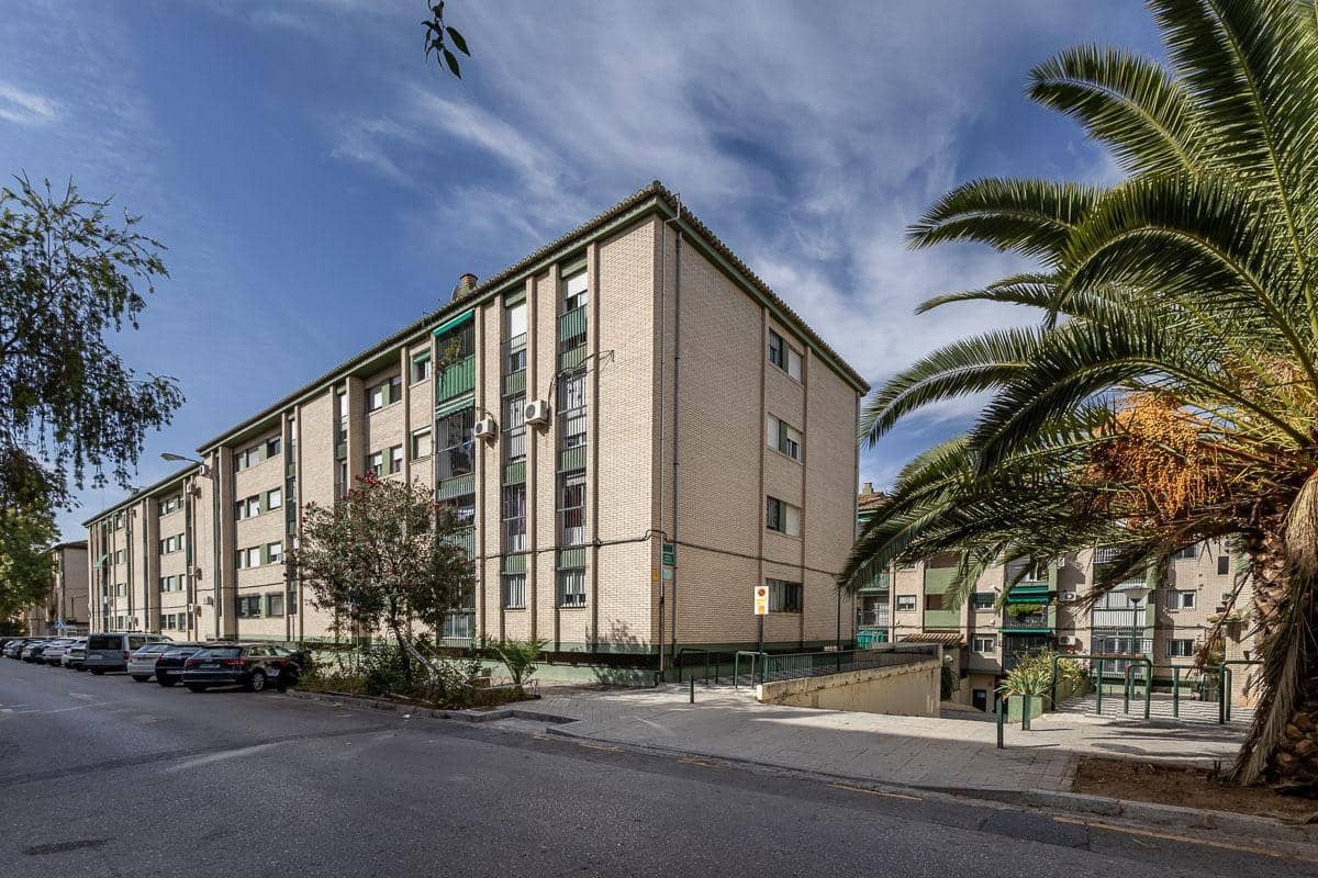 Apartamento de 3 habitaciones en Granada ciudad en venta con garaje - 115.000 € (Ref: 9984619)