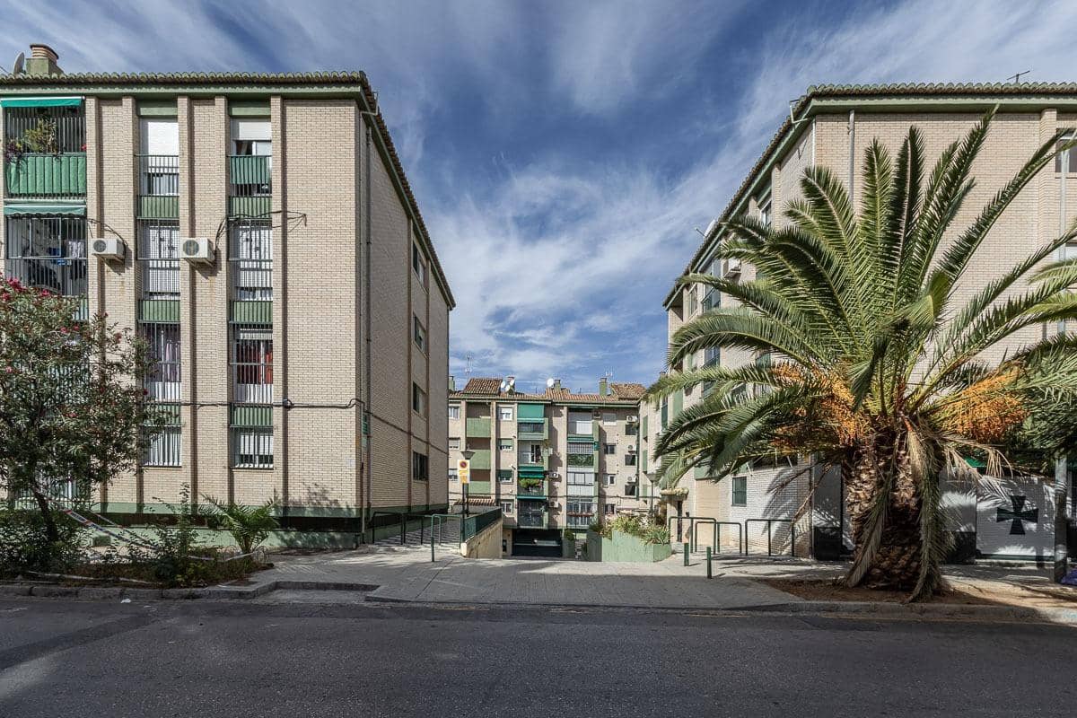 Apartamento de 3 habitaciones en Granada ciudad en venta con garaje - 115.000 € (Ref: 9984619)