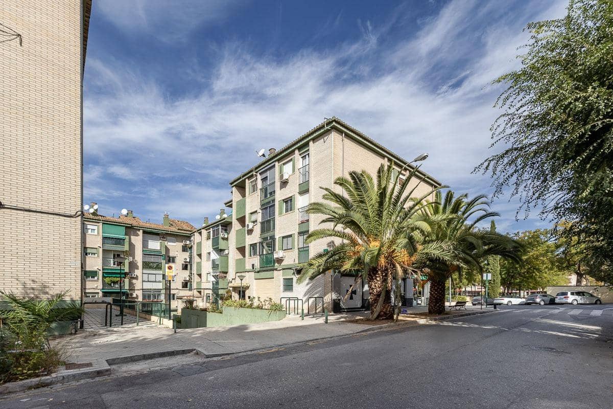 Apartamento de 3 habitaciones en Granada ciudad en venta con garaje - 115.000 € (Ref: 9984619)