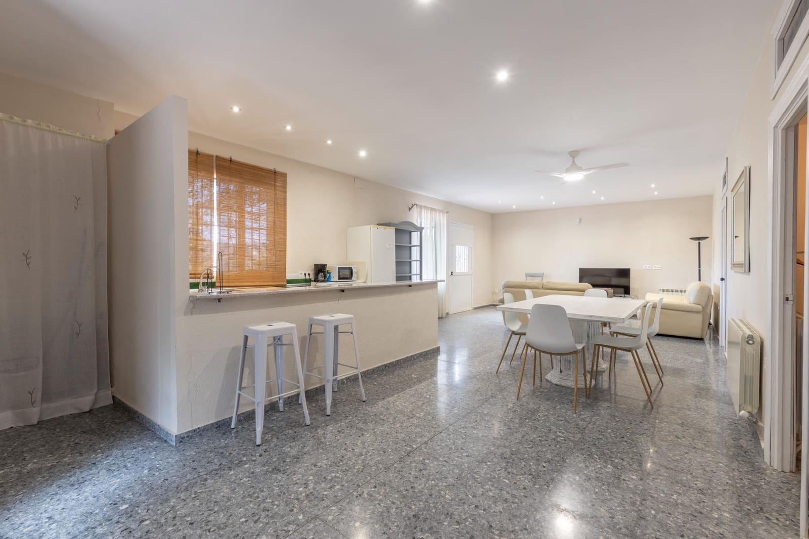 5 Zimmer Villa zu verkaufen in Huetor Santillan mit Pool - 279.990 € (Ref: 9990333)