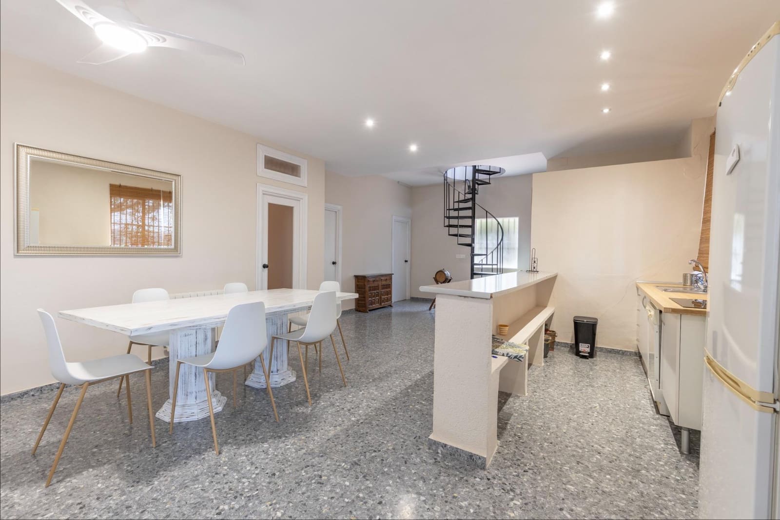 5 Zimmer Villa zu verkaufen in Huetor Santillan mit Pool - 279.990 € (Ref: 9990333)