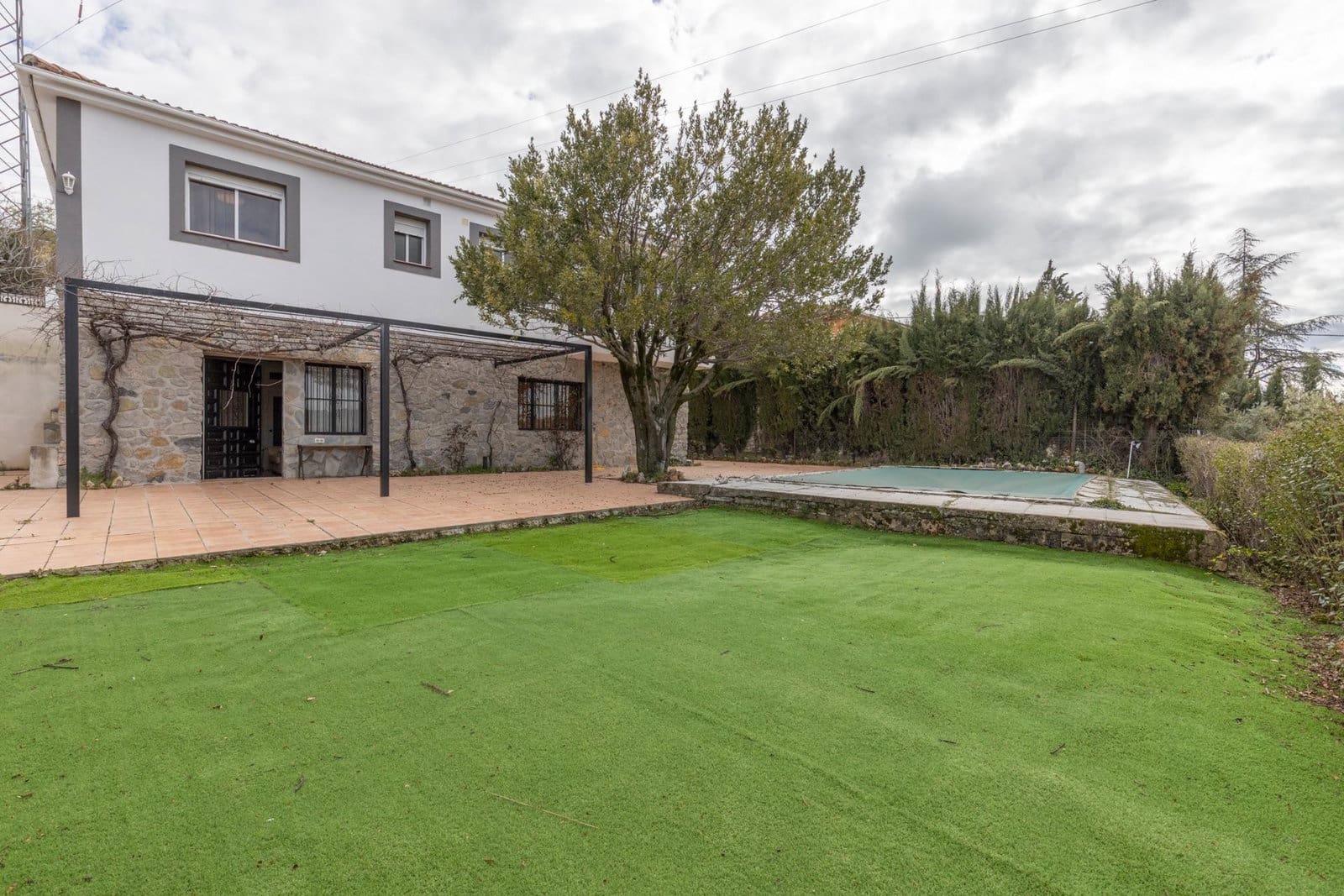 5 Zimmer Villa zu verkaufen in Huetor Santillan mit Pool - 279.990 € (Ref: 9990333)