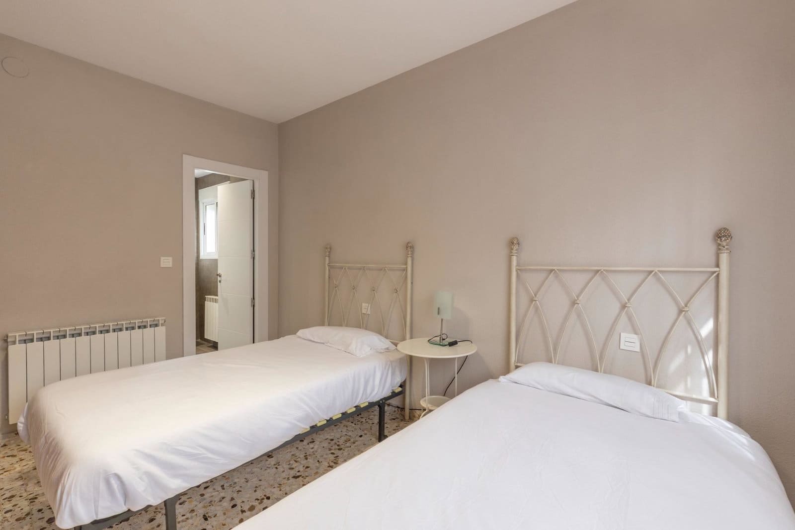 5 Zimmer Villa zu verkaufen in Huetor Santillan mit Pool - 279.990 € (Ref: 9990333)