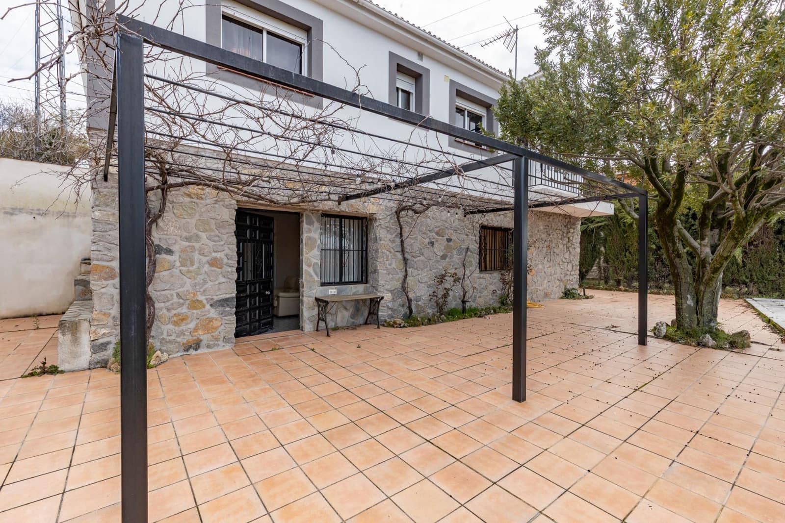 5 Zimmer Villa zu verkaufen in Huetor Santillan mit Pool - 279.990 € (Ref: 9990333)