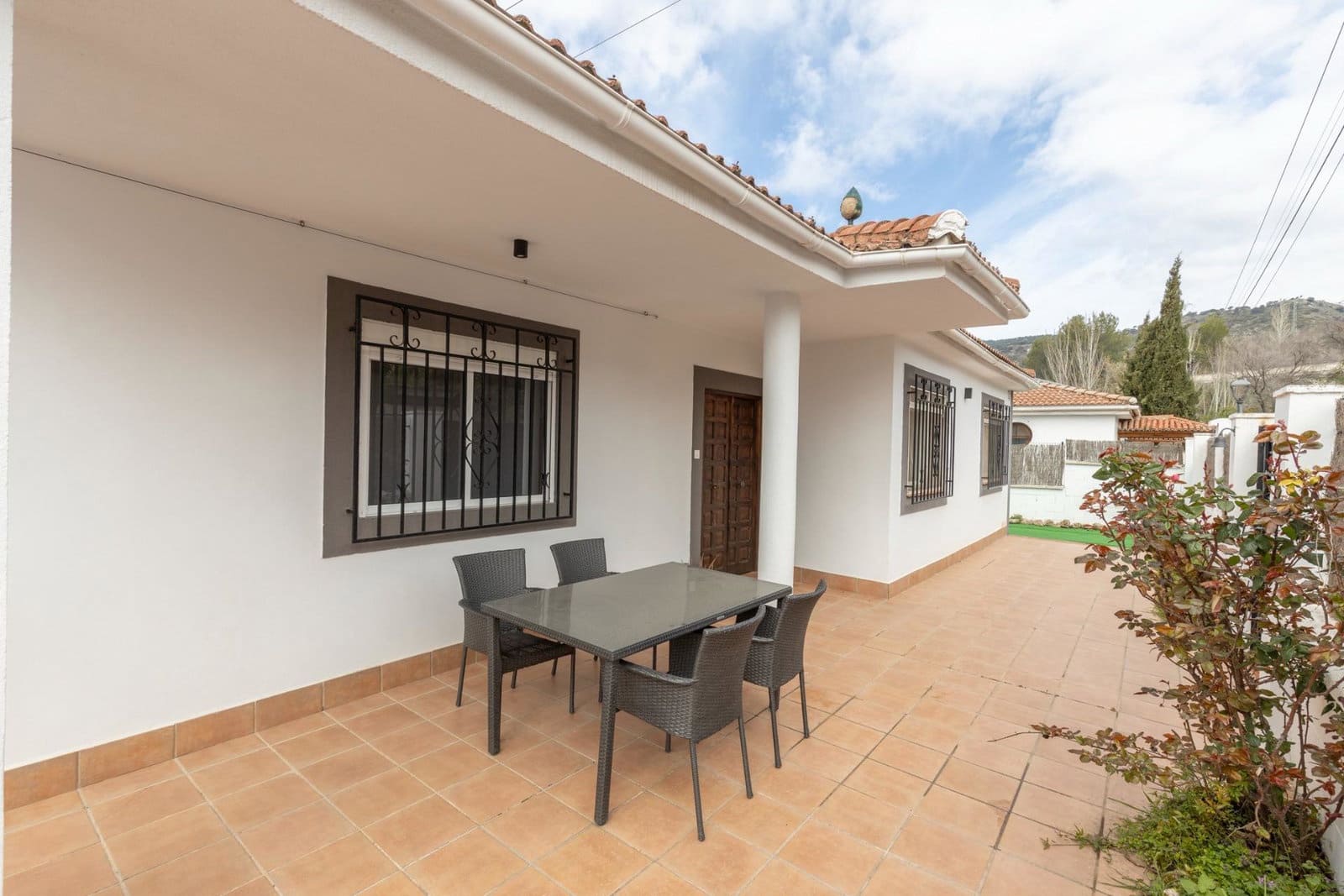 5 Zimmer Villa zu verkaufen in Huetor Santillan mit Pool - 279.990 € (Ref: 9990333)