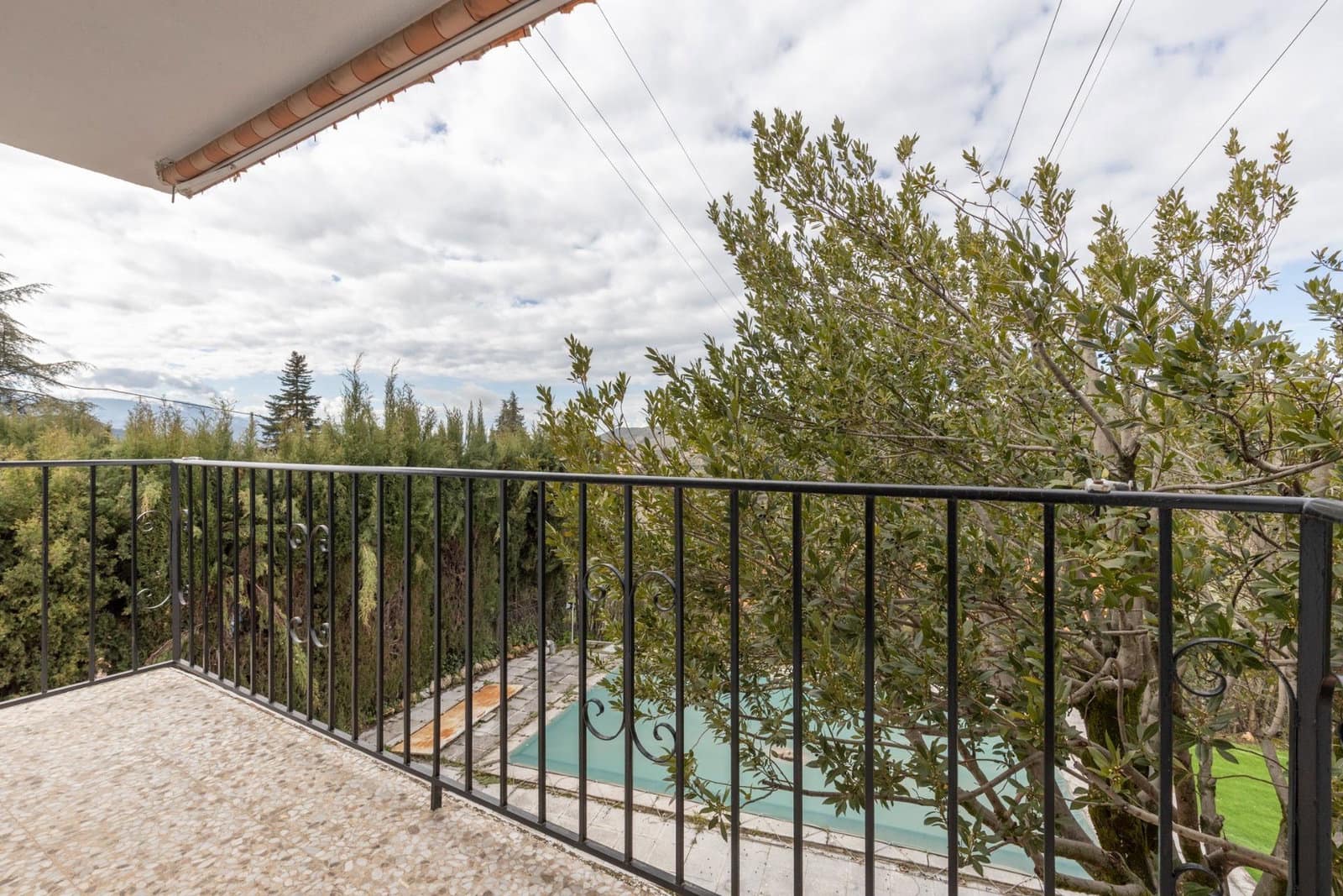 5 Zimmer Villa zu verkaufen in Huetor Santillan mit Pool - 279.990 € (Ref: 9990333)
