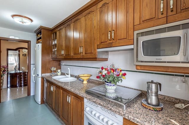 3 slaapkamer Appartement te koop in Granada stad met garage - € 175.000 (Ref: 9994877)