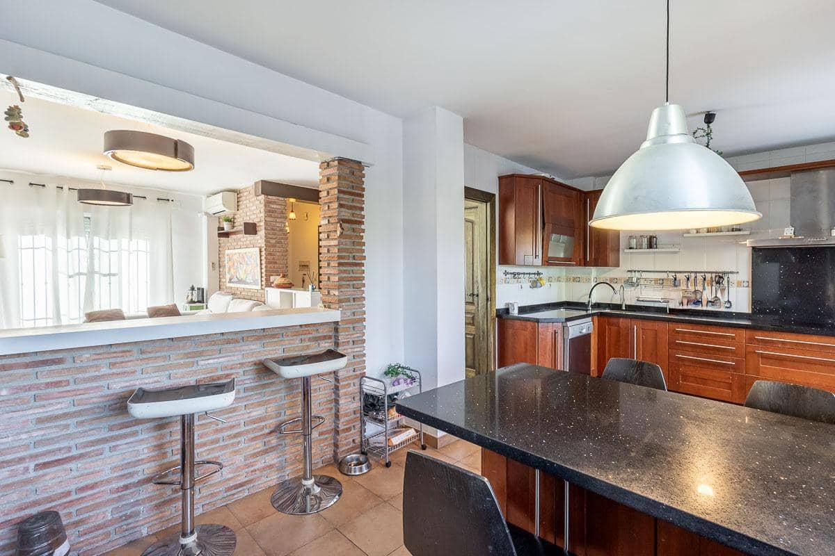 3 chambre Villa/Maison à vendre à Pinos Genil avec piscine garage - 259 900 € (Ref: 9998483)