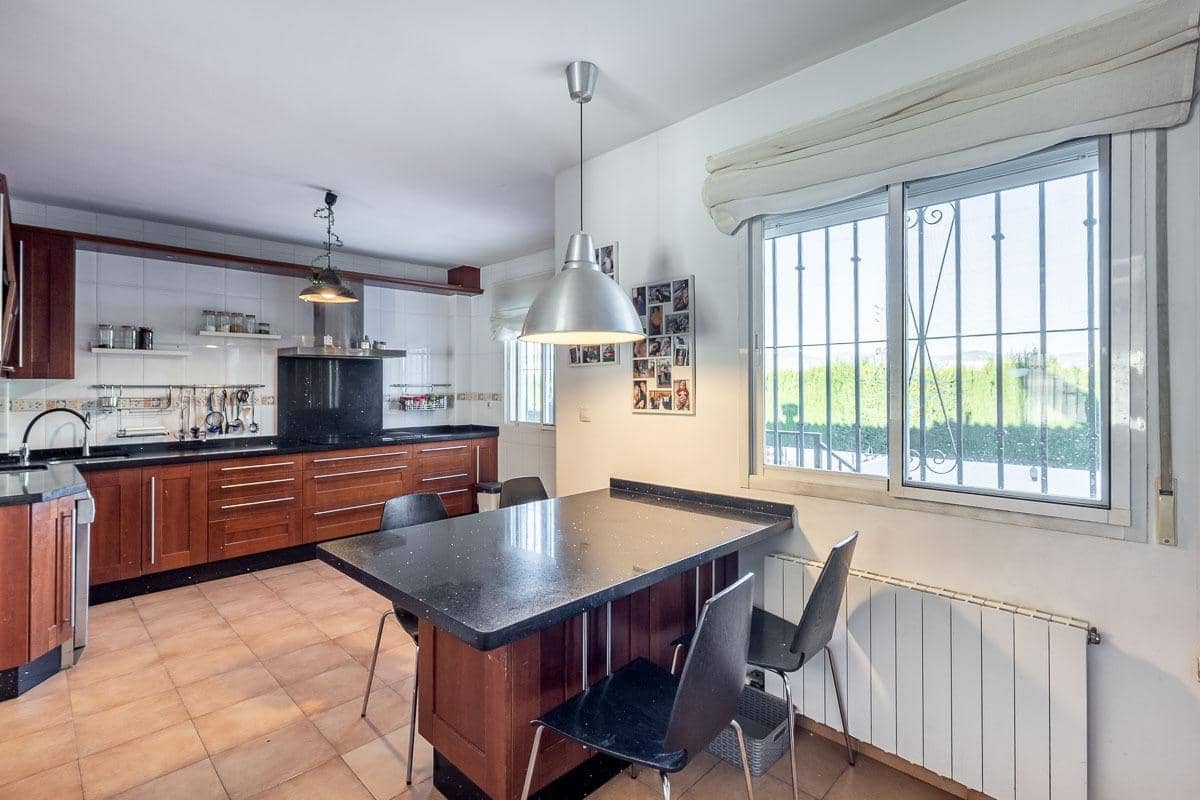 3 chambre Villa/Maison à vendre à Pinos Genil avec piscine garage - 259 900 € (Ref: 9998483)