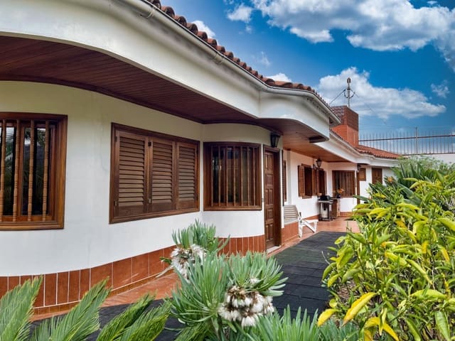 5 Zimmer Villa zu verkaufen in Santa Brígida mit Pool - 840.000 € (Ref: 8930364)