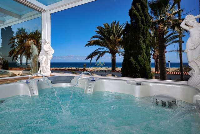 4 bedroom Townhouse for sale in Playa del Inglés, San Bartolomé de Tirajana - € 1,590,000 (Ref: 9851029)
