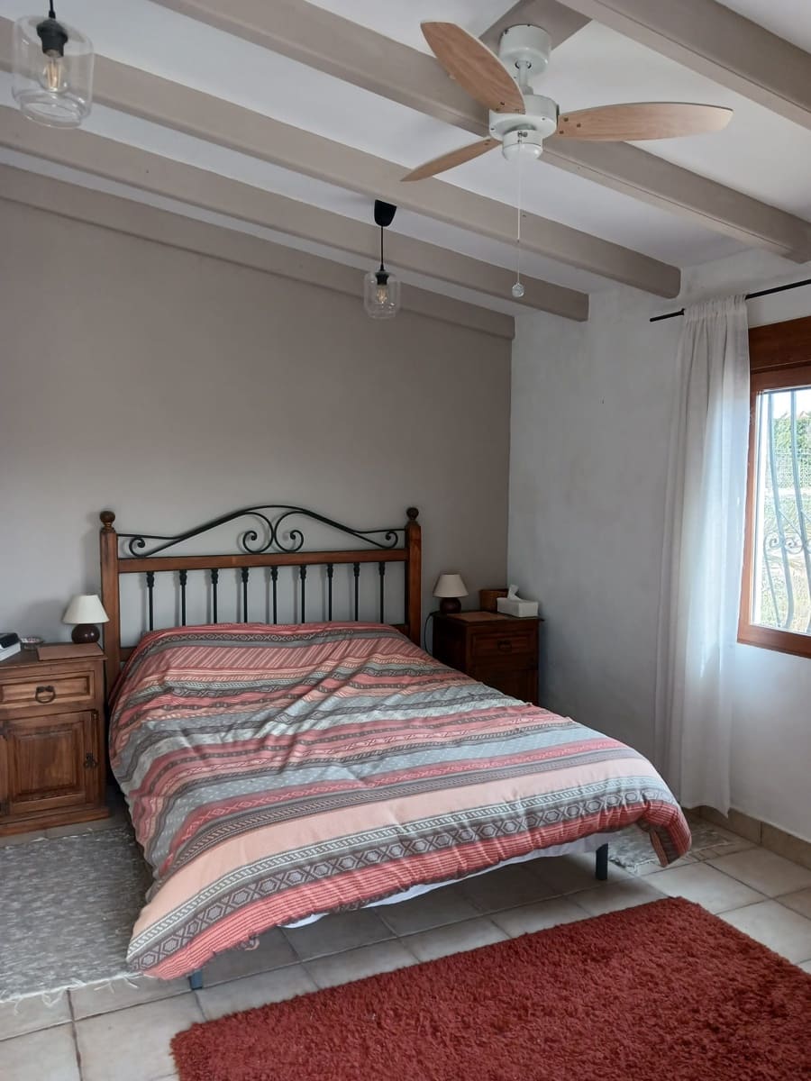 4 sypialnia Finka/Dom wiejski na sprzedaż w Sax z basenem garażem - 275 000 € (Ref: 10038936)