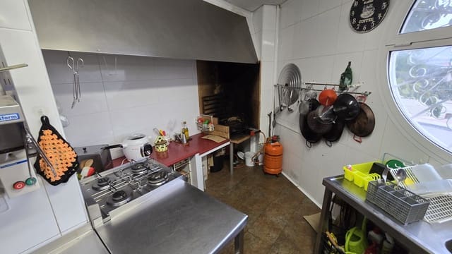 4 soveværelse Byhus til salg i Sax med swimmingpool garage - € 415.000 (Ref: 8646983)