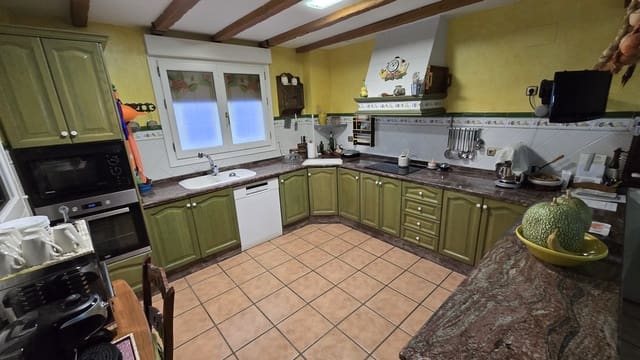 4 soveværelse Byhus til salg i Sax med swimmingpool garage - € 415.000 (Ref: 8646983)