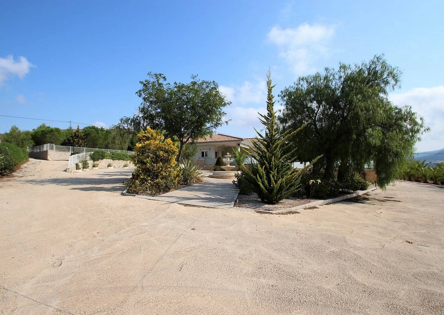 4 slaapkamer Villa te koop in Sax - € 350.000 (Ref: 8707320)