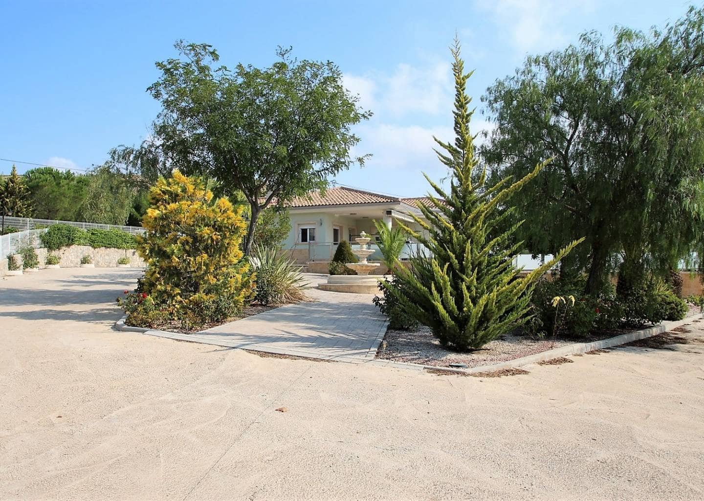 4 slaapkamer Villa te koop in Sax - € 350.000 (Ref: 8707320)