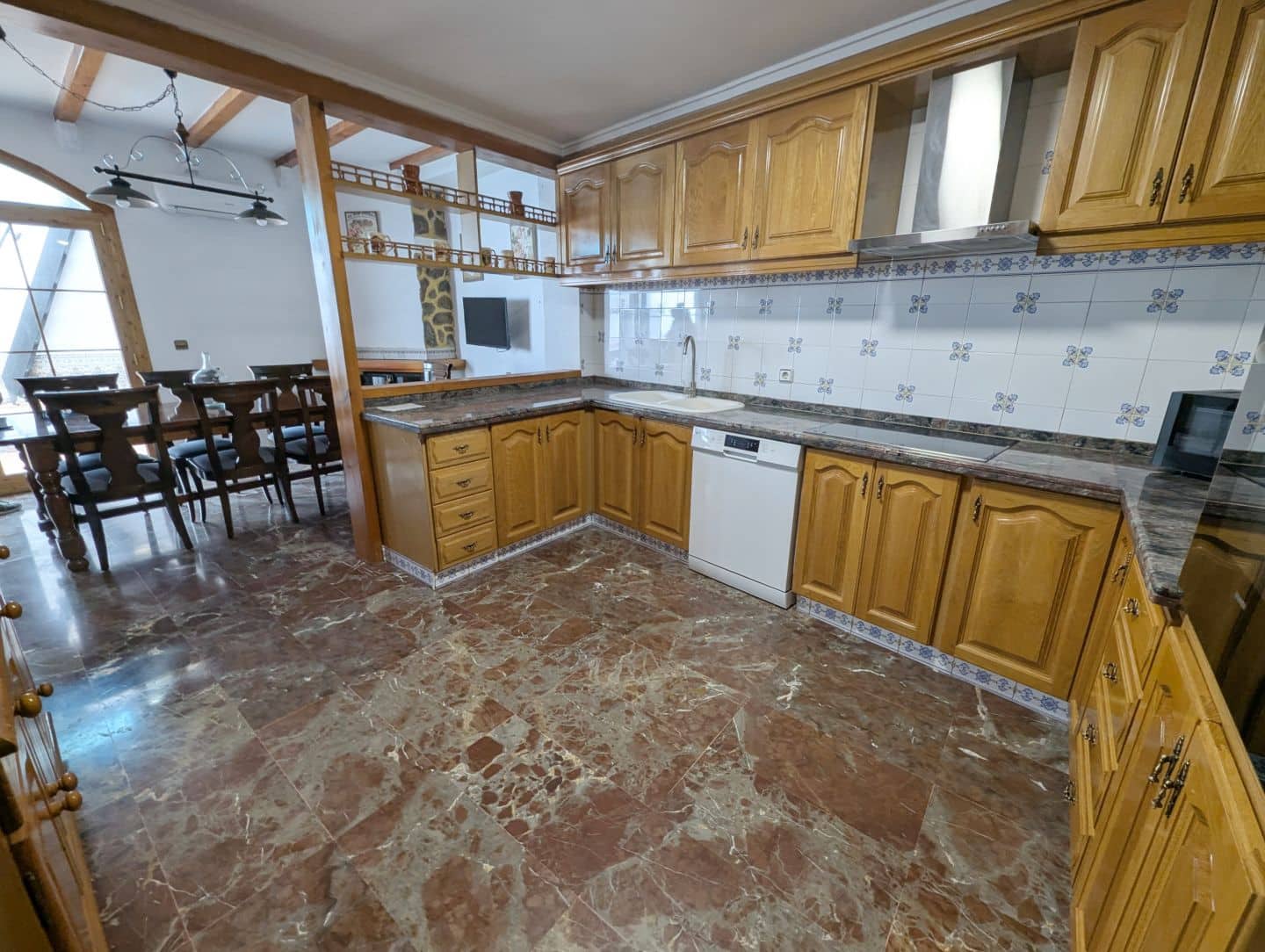 4 bedroom Townhouse for sale in Sax with garage - € 249,000 (Ref: 9449687)