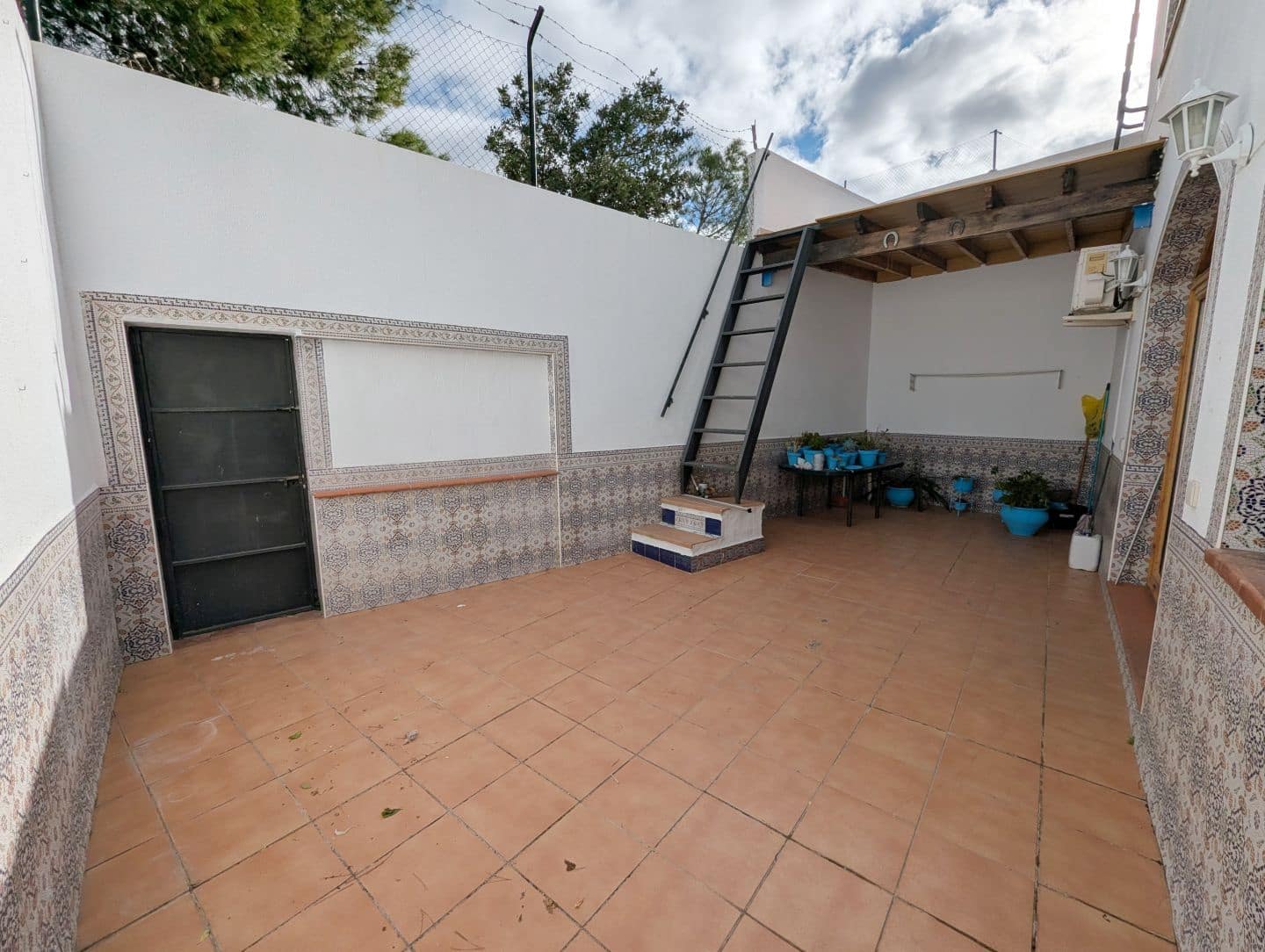 4 bedroom Townhouse for sale in Sax with garage - € 249,000 (Ref: 9449687)