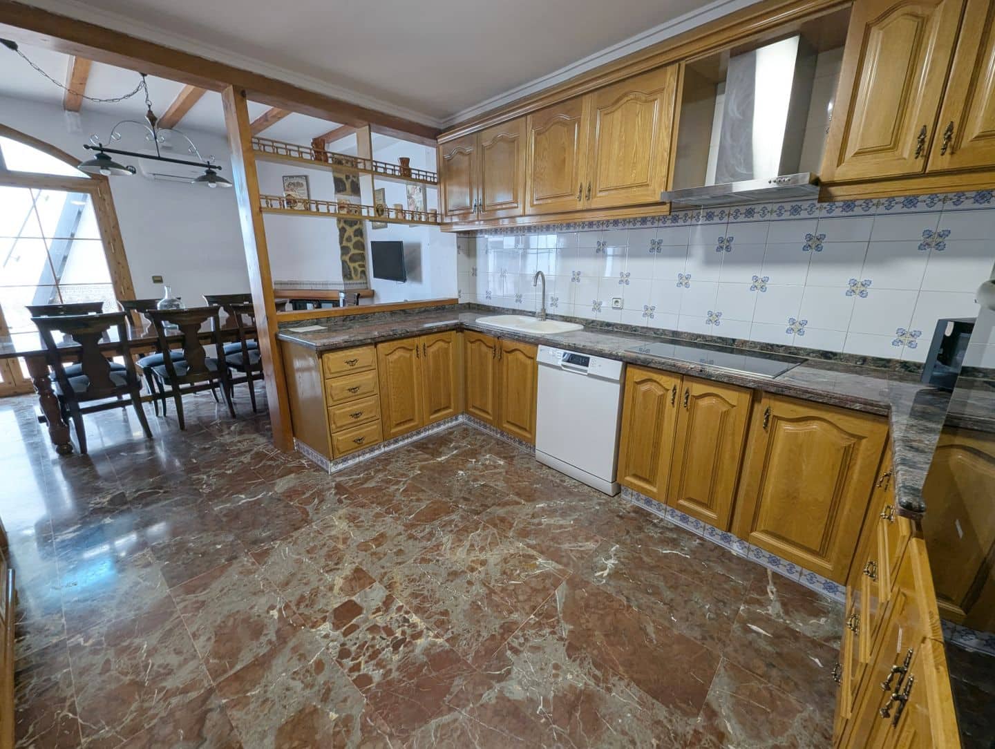 4 bedroom Townhouse for sale in Sax with garage - € 249,000 (Ref: 9449687)