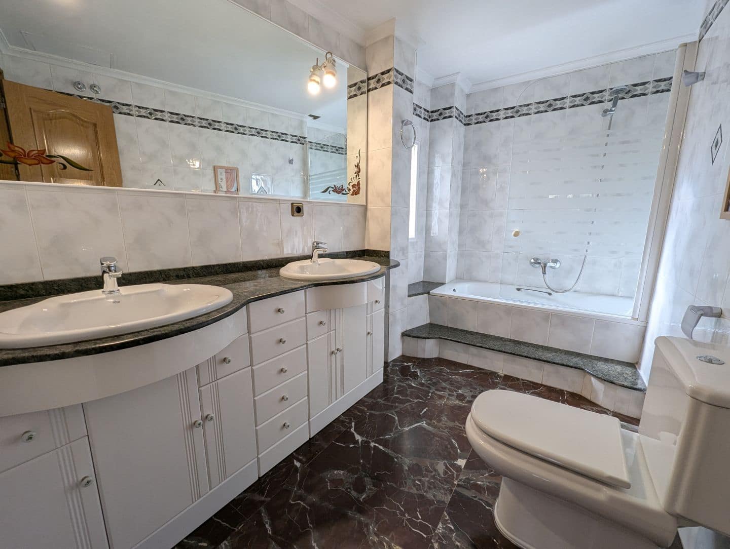 4 bedroom Townhouse for sale in Sax with garage - € 249,000 (Ref: 9449687)