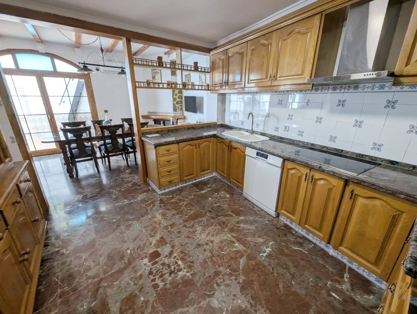 4 bedroom Townhouse for sale in Sax with garage - € 249,000 (Ref: 9449687)