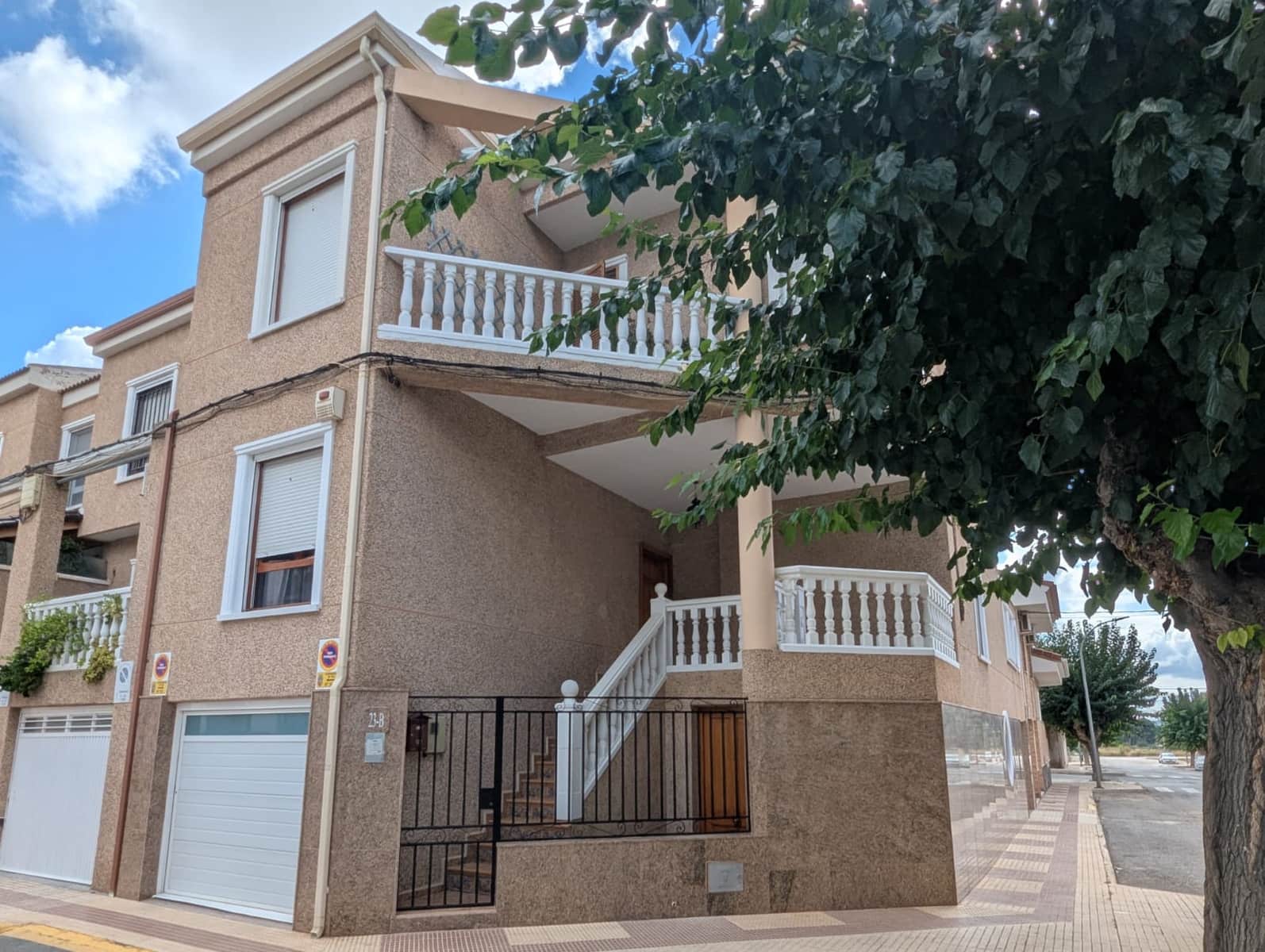 5 bedroom Townhouse for sale in Sax with garage - € 259,000 (Ref: 9450551)