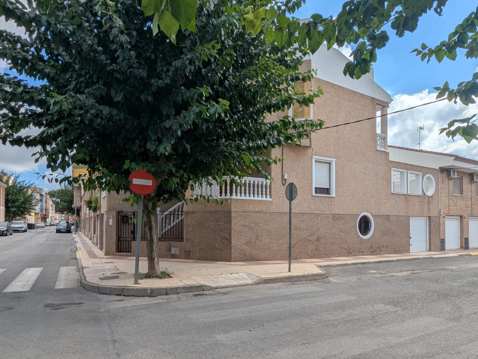 5 bedroom Townhouse for sale in Sax with garage - € 259,000 (Ref: 9450551)