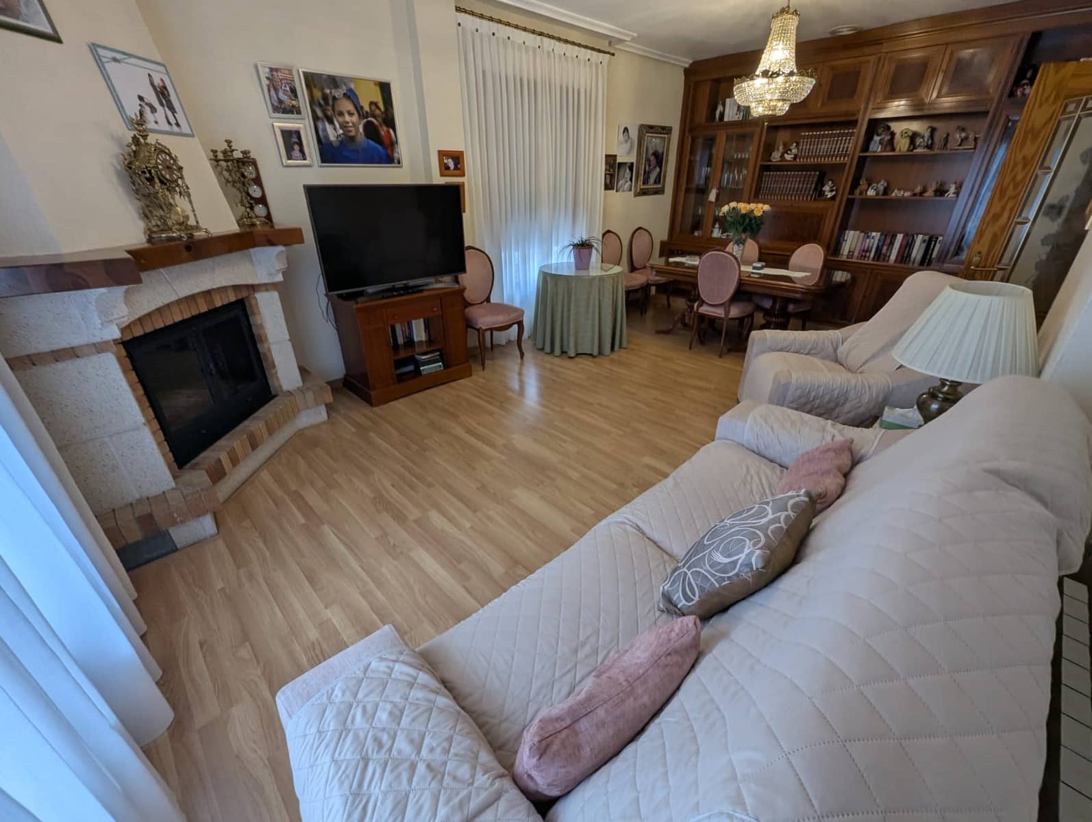 5 bedroom Townhouse for sale in Sax with garage - € 259,000 (Ref: 9450551)
