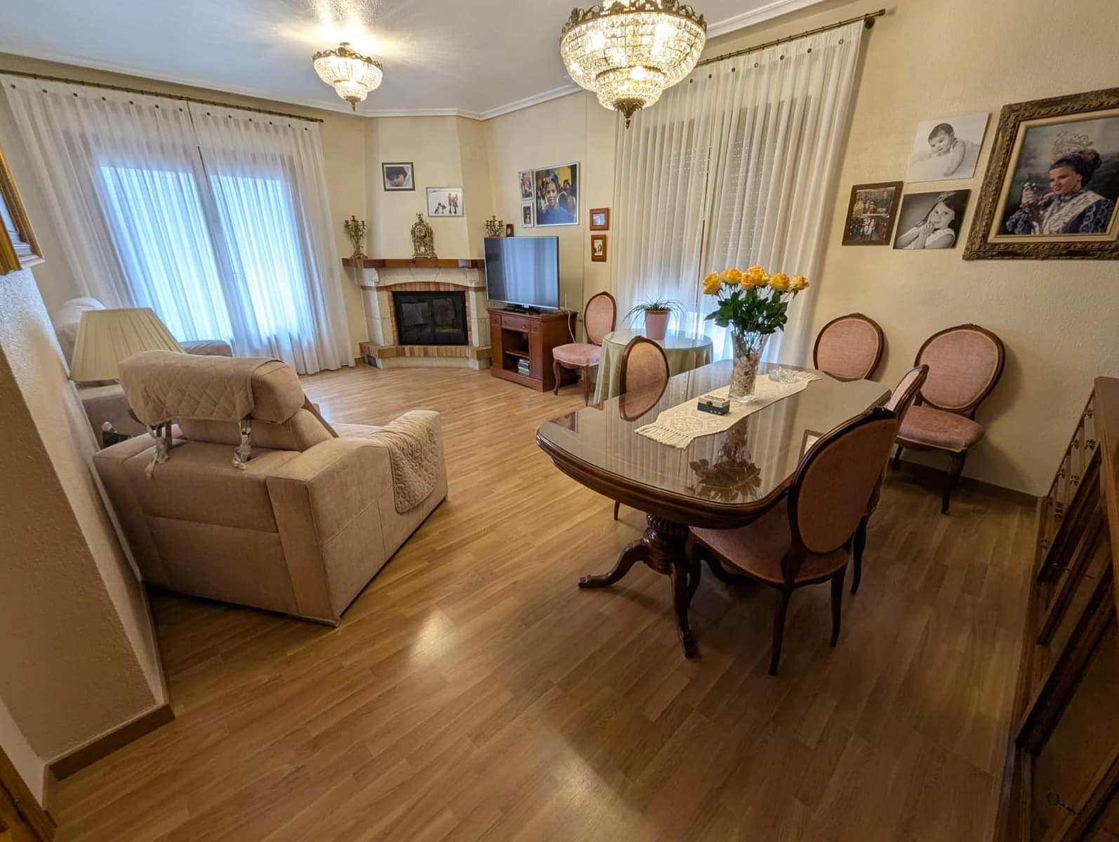 5 bedroom Townhouse for sale in Sax with garage - € 259,000 (Ref: 9450551)
