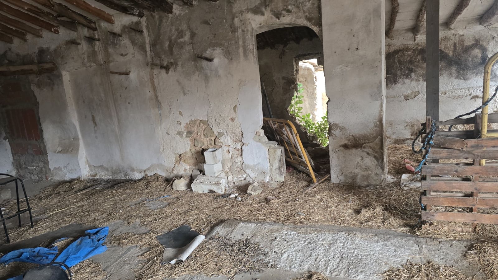 8 bedroom Finca/Country House for sale in Salinas with garage - € 279,000 (Ref: 9488513)