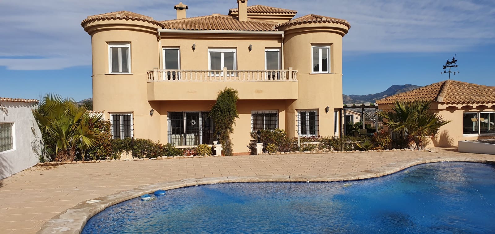 4 slaapkamer Villa te koop in Sax met zwembad garage - € 470.000 (Ref: 9491649)