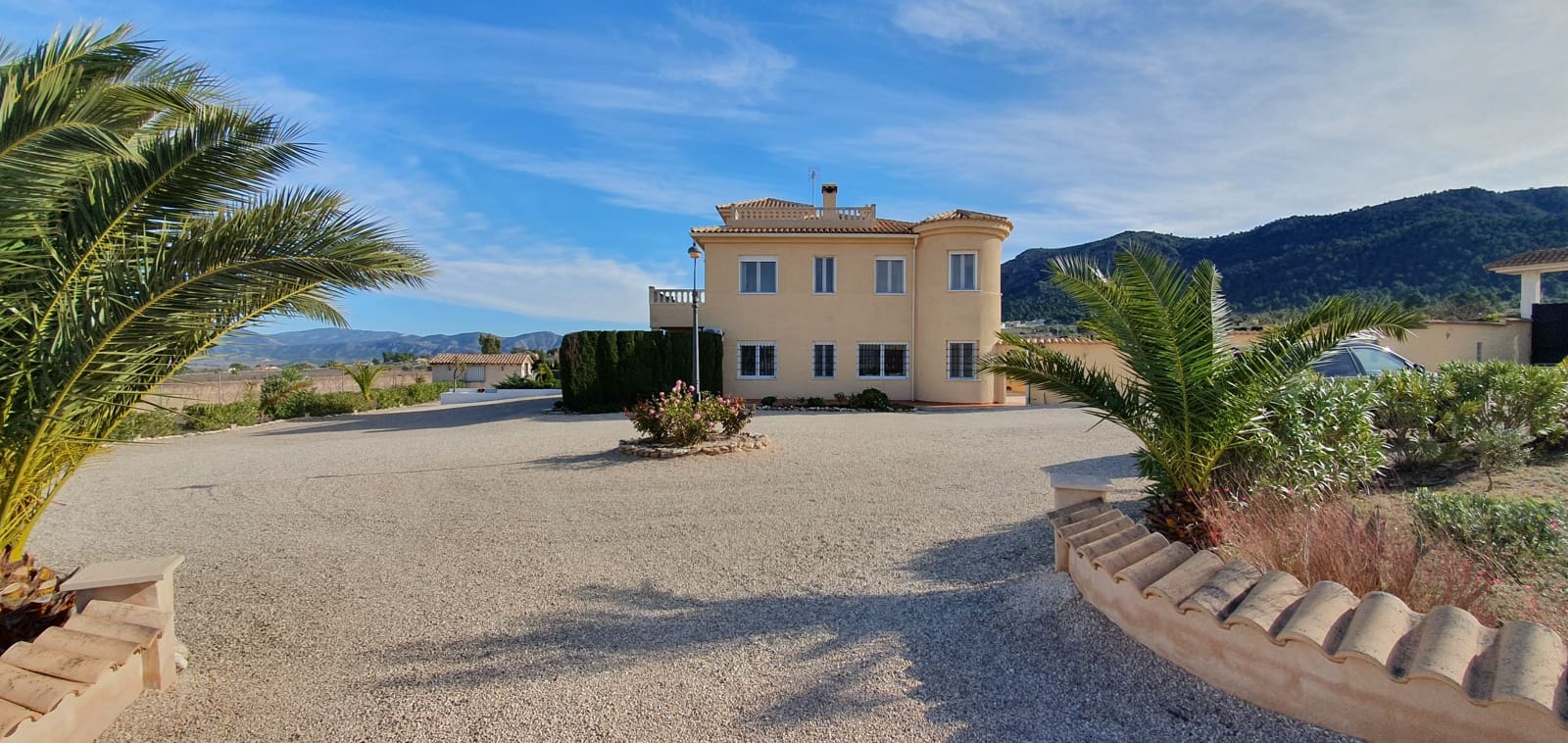 4 slaapkamer Villa te koop in Sax met zwembad garage - € 470.000 (Ref: 9491649)