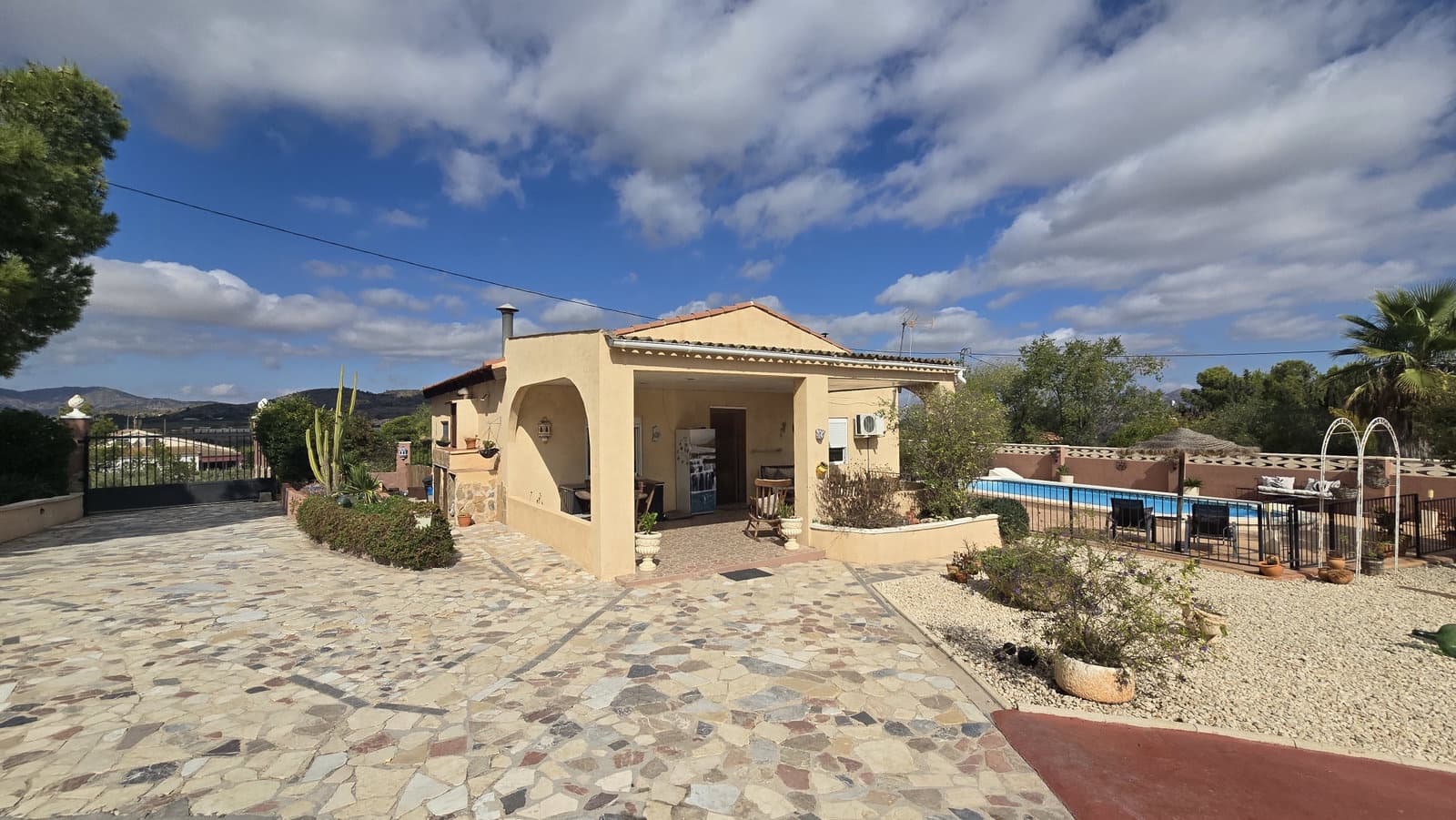 5 soveværelse Finca/Landehus til salg i Sax med swimmingpool garage - € 349.950 (Ref: 9802774)