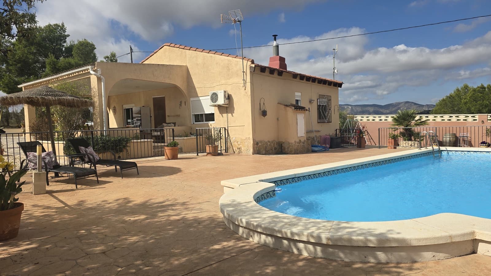 5 soveværelse Finca/Landehus til salg i Sax med swimmingpool garage - € 349.950 (Ref: 9802774)