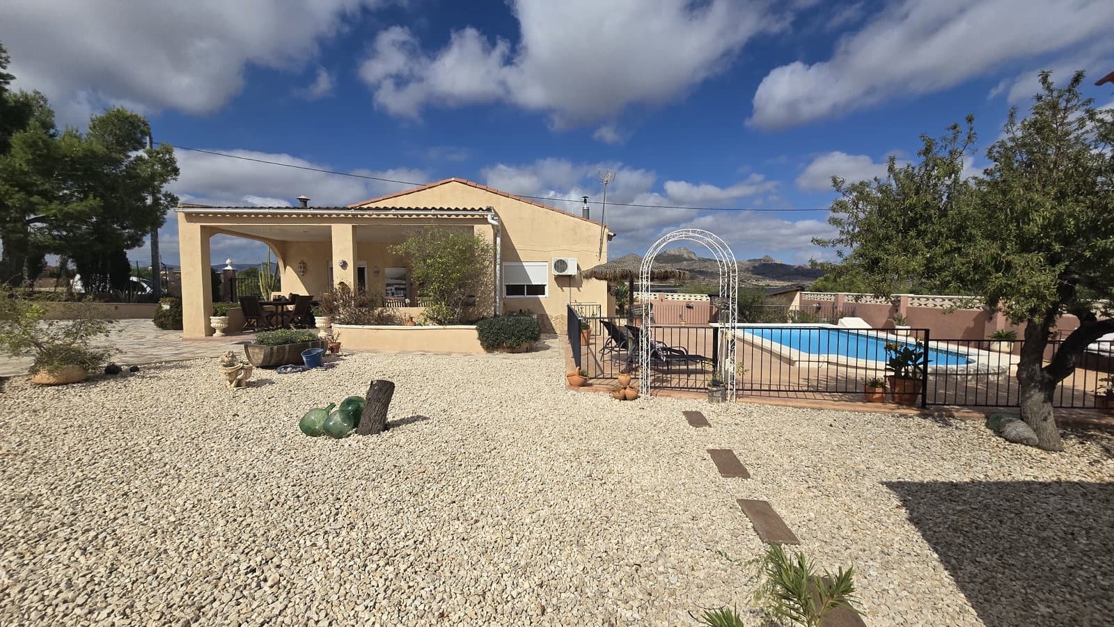 5 soveværelse Finca/Landehus til salg i Sax med swimmingpool garage - € 349.950 (Ref: 9802774)
