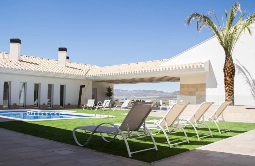 14 bedroom Commercial for sale in Yecla with pool garage - € 1,750,000 (Ref: 9821332)