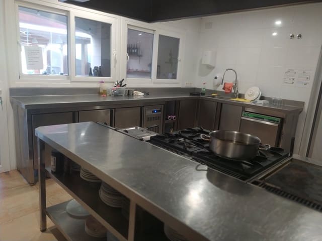 14 sypialnia Komercyjne na sprzedaż w Yecla z basenem garażem - 1 750 000 € (Ref: 9821332)