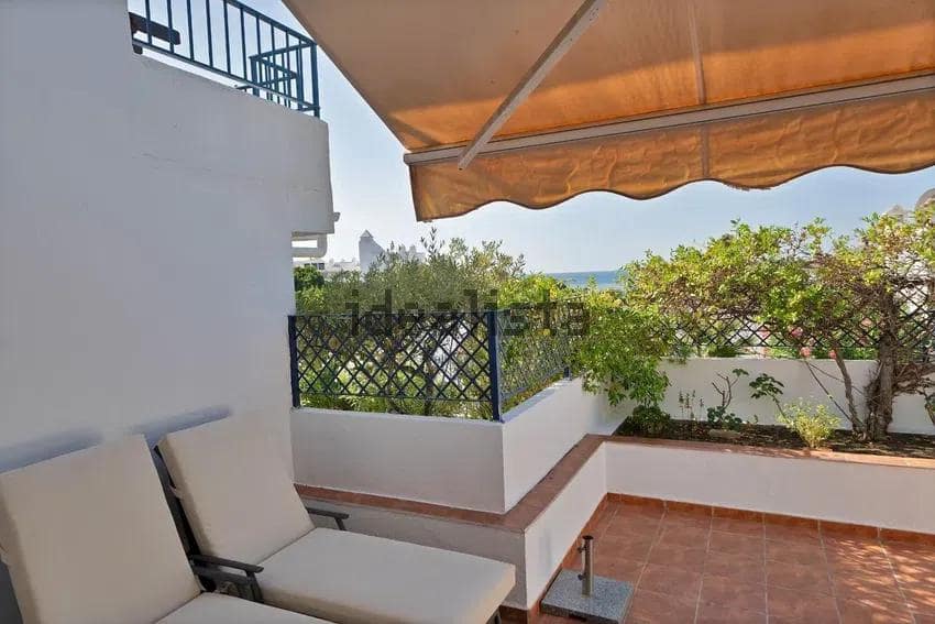 Chalet de 3 habitaciones en Estepona en venta - 590.000 € (Ref: 10043083)