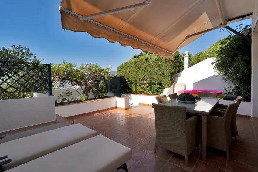 Chalet de 3 habitaciones en Estepona en venta - 590.000 € (Ref: 10043083)