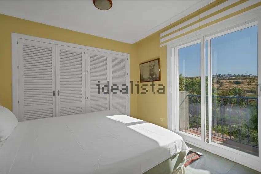 Chalet de 3 habitaciones en Estepona en venta - 590.000 € (Ref: 10043083)