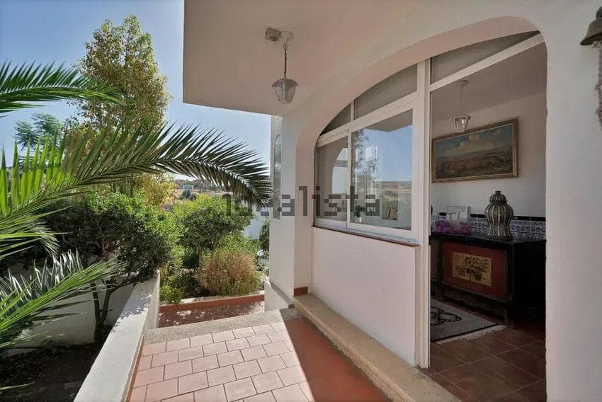 Chalet de 3 habitaciones en Estepona en venta - 590.000 € (Ref: 10043083)