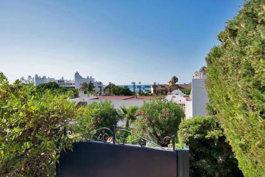 Chalet de 3 habitaciones en Estepona en venta - 590.000 € (Ref: 10043083)