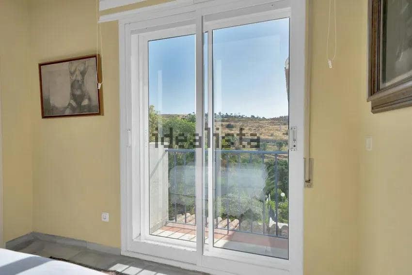 Chalet de 3 habitaciones en Estepona en venta - 590.000 € (Ref: 10043083)